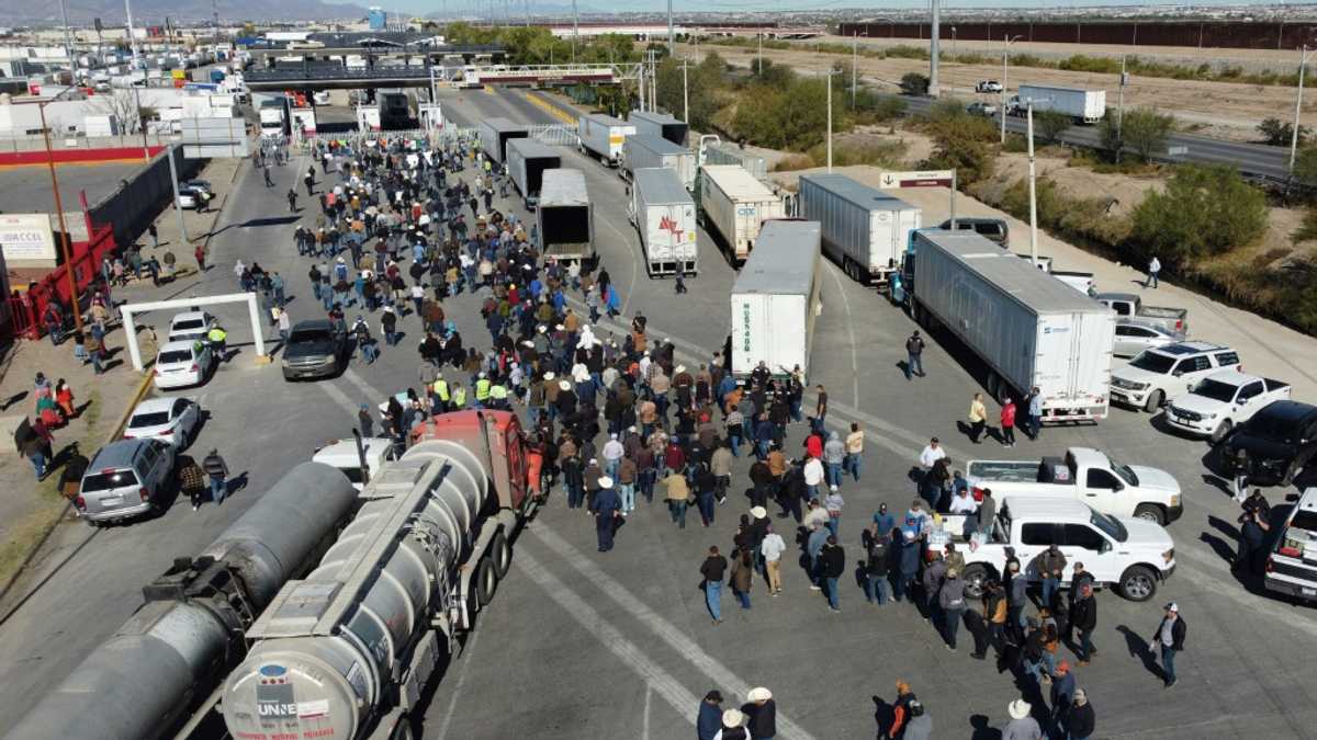 Mexican farmer protest blocks US border bridge