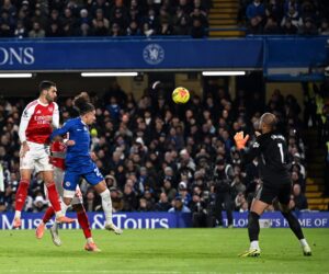 10-man Chelsea hold Arsenal as Liverpool return to winning ways