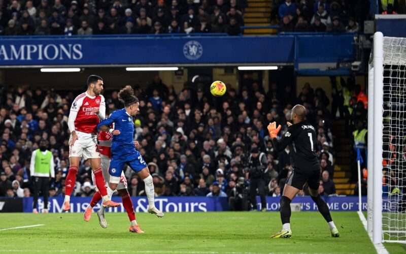 10-man Chelsea hold Arsenal as Liverpool return to winning ways