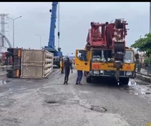 Residents Flee As Gas Tanker Overturns In Lagos