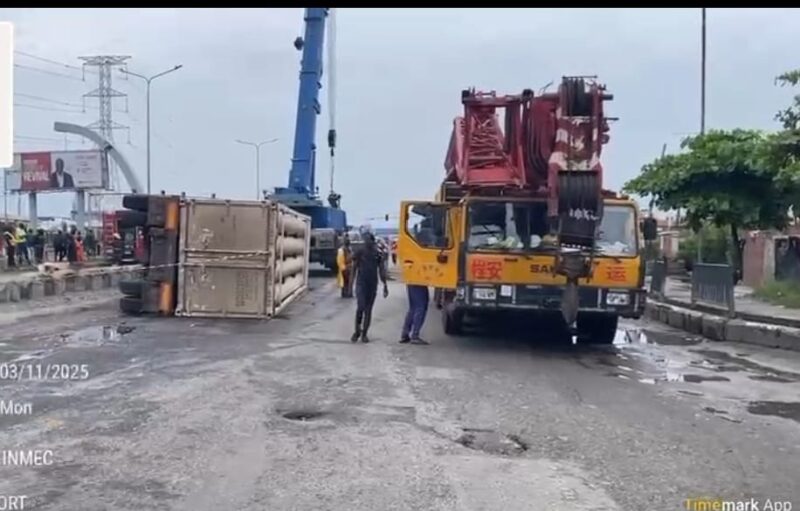 Residents Flee As Gas Tanker Overturns In Lagos