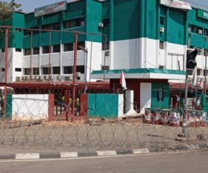 PHOTOS: Police Barricade PDP Headquarters In Abuja