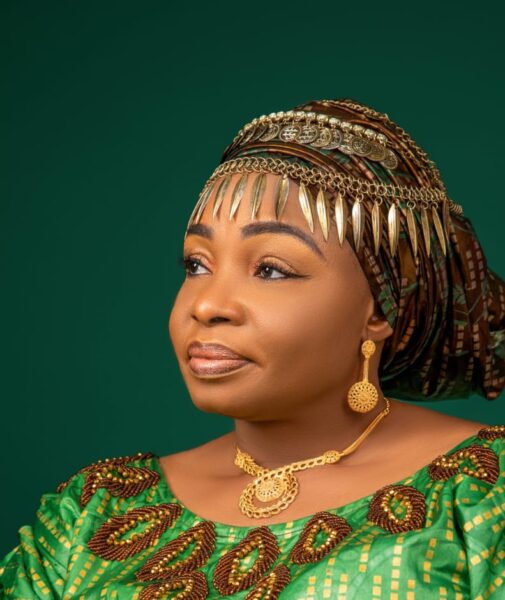 Regina Dimlong, Sarauniyan Duhu: A benevolent amazon with midas touch