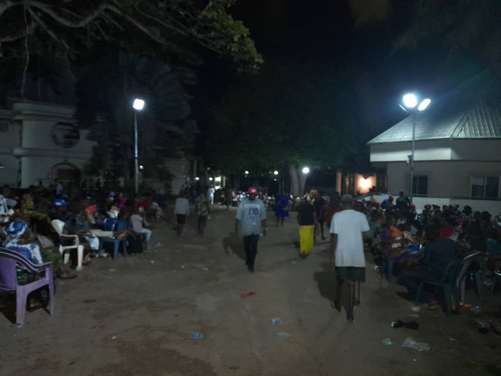 Residents besiege APC candidate’s home hours before poll