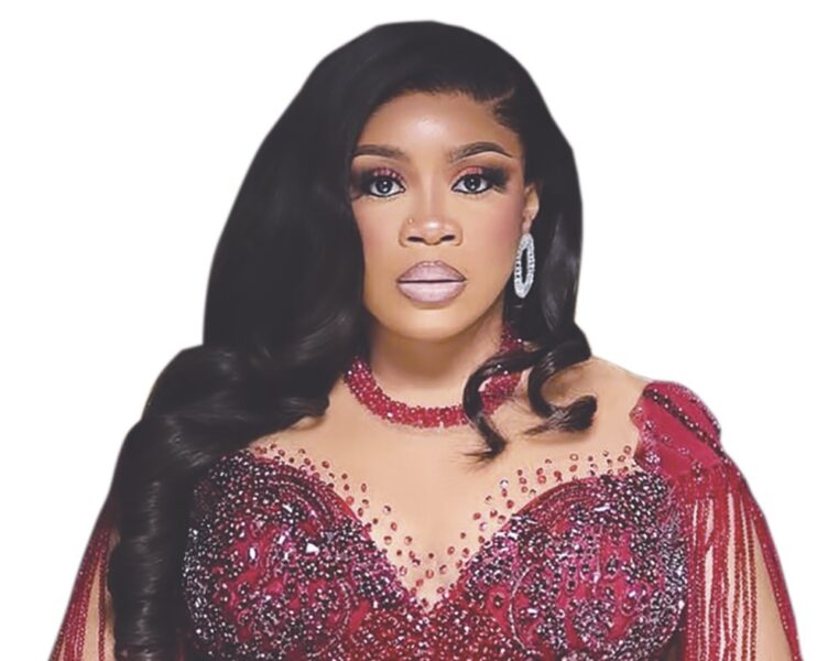 Nollywood: Wumi Toriola kneels to apologise as she reconciles with Afeez Owo [VIDEO]