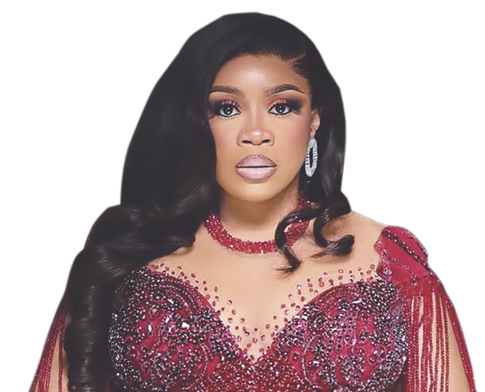 Nollywood: Wumi Toriola kneels to apologise as she reconciles with Afeez Owo [VIDEO]