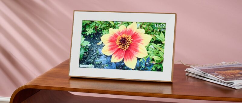 Pexar Starlight 15.6-inch review: this stunning digital photo frame will make both your photos and your living room glow