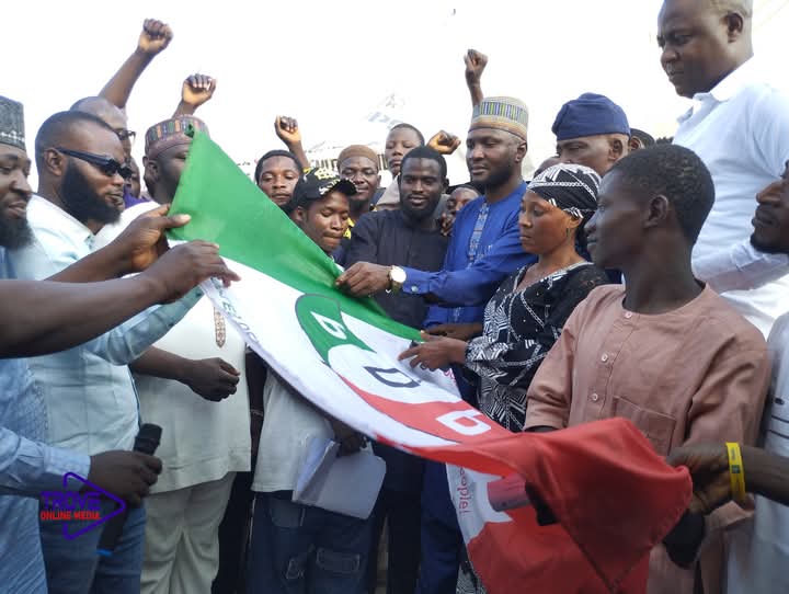 Hundreds Of Youths Dump APC For PDP Ahead of 2027 Elections in Kwara – Arise News