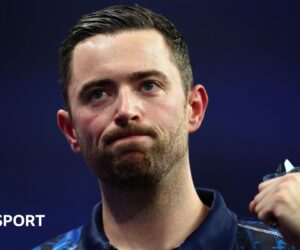 Grand Slam of Darts: Luke Humphries cruises into quarter-finals