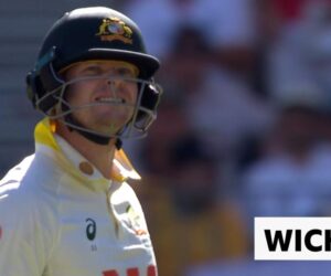 Smith dismissed by Carse as Australian wickets tumble