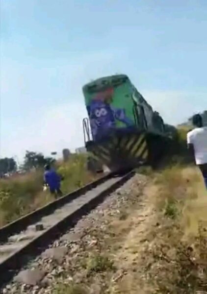 Train crushes tricycle rider and passenger to d3ath in Plateau