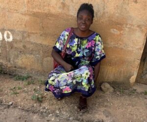 Nigerian journalist exposes woman who allegedly scams people by faking asthma attacks in public