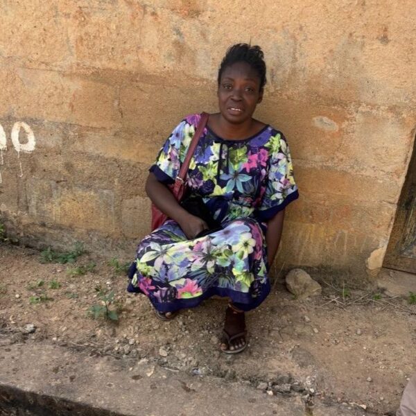 Nigerian journalist exposes woman who allegedly scams people by faking asthma attacks in public