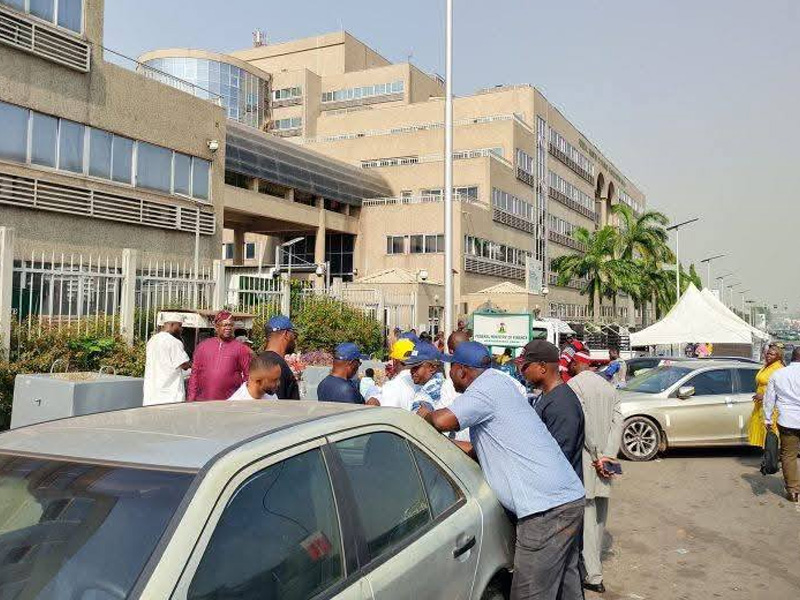 Contractors Besiege Finance Ministry Over Unpaid N500bn – Arise News