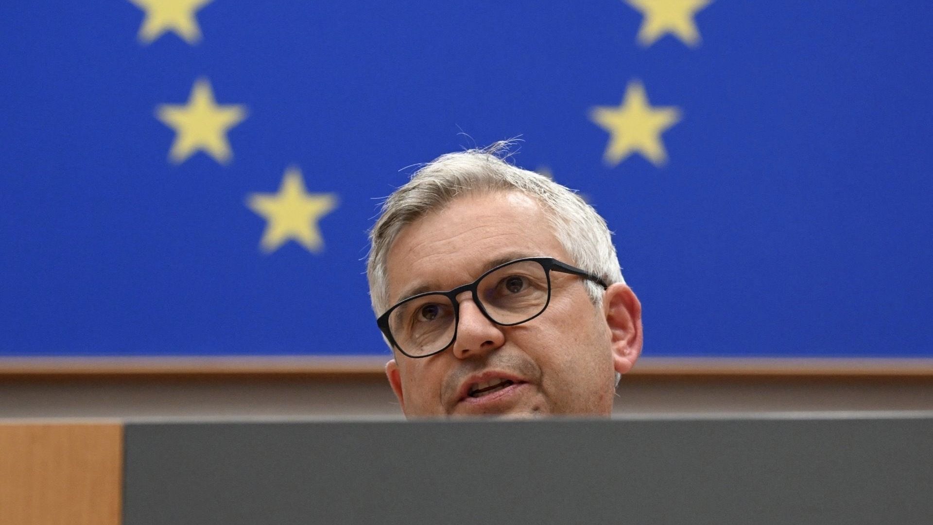 Chat Control: EU Commissioner backs Parliament line on targeted monitoring