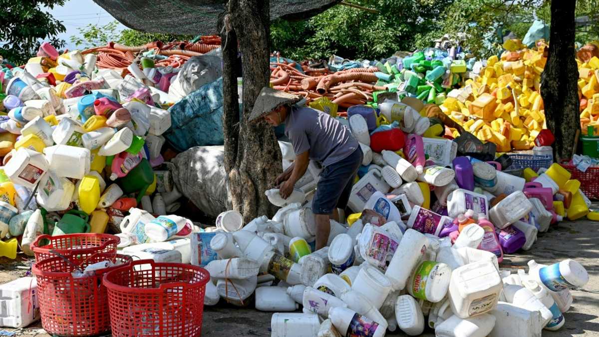 ‘Waiting to die’: the dirty business of recycling in Vietnam