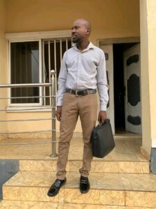“How will you?” – Man calls out Davido’s wife over her outfit ‎