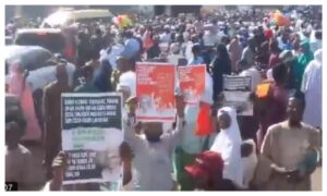 Moment El-Rufai’s supporters stormed court premises in Kaduna (VIDEO)
